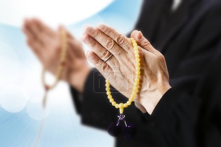 Foto de Mujer rezando con las manos y las palmas juntas sosteniendo el rosario, concepto de fe, espiritualidad y religión - Imagen libre de derechos