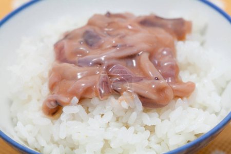 Japanische Küche, Reis mit Shiokara, Lebensmittel aus verschiedenen Meerestieren gesalzen, fermentiertes Eingeweide. Gesalzene Tintenfischdärme