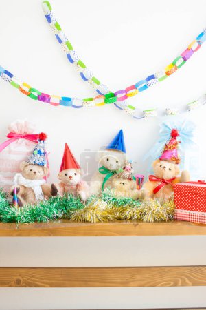 Téléchargez les photos : Jouets de Noël à l'intérieur festif, ours en peluche dans les chapeaux de Noël - en image libre de droit