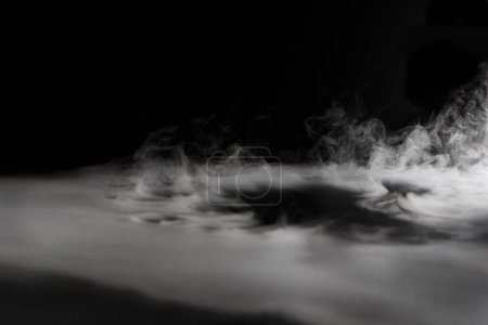 Foto de Niebla abstracta o humo sobre fondo negro - Imagen libre de derechos
