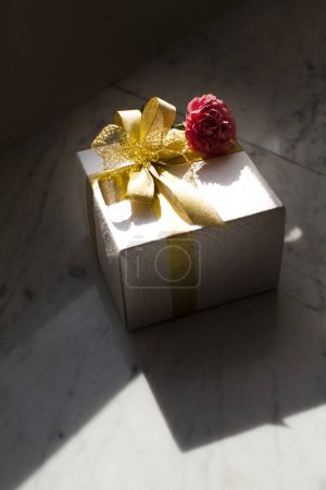 Foto de Caja de regalo con cinta en el fondo - Imagen libre de derechos