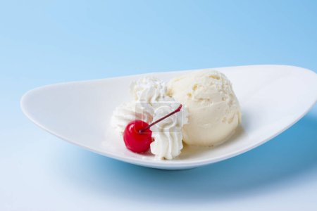 Foto de Bola de helado con cerezas en un tazón sobre fondo blanco - Imagen libre de derechos