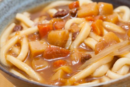 Téléchargez les photos : Cuisine photo de soupe asiatique avec nouilles, viande et champignons - en image libre de droit