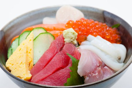 Téléchargez les photos : Un bol de sushi avec une variété de poissons et de caviar. Alimentation asiatique - en image libre de droit