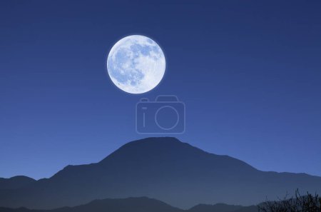 Foto de Luna llena y montaña en el cielo nocturno - Imagen libre de derechos