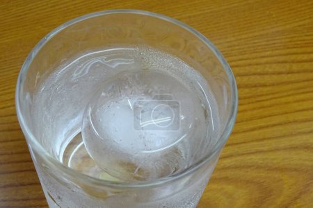 Foto de Agua con hielo en vidrio sobre la mesa - Imagen libre de derechos