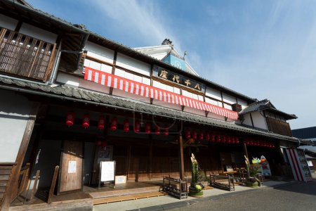Foto de Yachiyoza, una casa de juegos de madera designada como un bien cultural nacional importante, visitada en la ciudad de Yamaga, Prefectura de Kumamoto, Japón - Imagen libre de derechos
