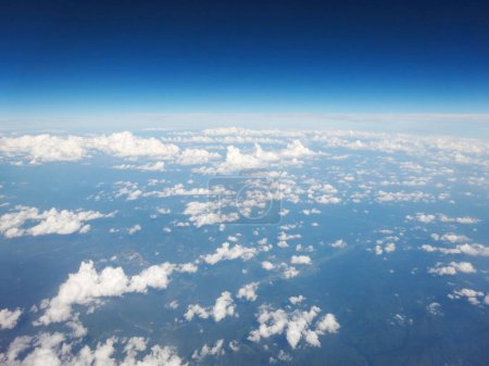 Téléchargez les photos : Nuages blancs dans le ciel bleu - en image libre de droit