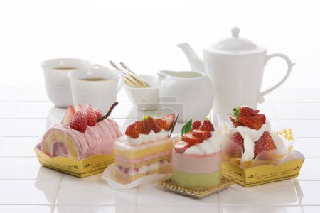 Téléchargez les photos : Vue rapprochée de délicieux dessert et thé aux fraises - en image libre de droit