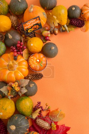 Foto de Composición con calabazas de halloween y decoraciones otoñales - Imagen libre de derechos