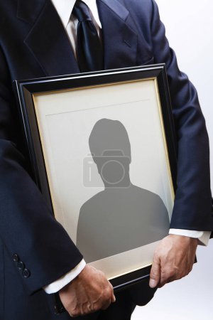 Téléchargez les photos : Modèle de cadre funéraire avec silhouette de personne - en image libre de droit