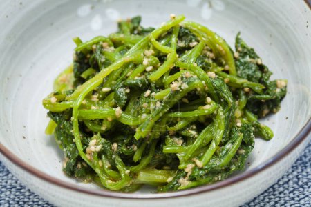 Téléchargez les photos : Nourriture asiatique, salade d'algues aux graines de sésame - en image libre de droit