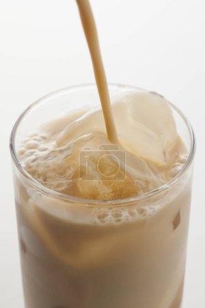 Foto de Un vaso de café con leche y hielo - Imagen libre de derechos