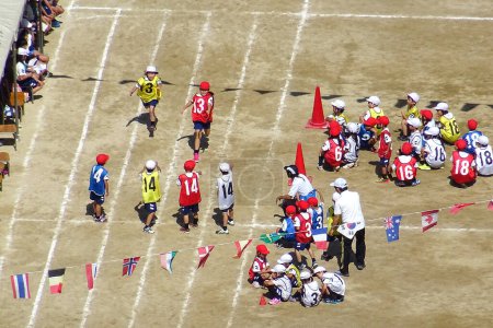 Téléchargez les photos : Vue aérienne sur la journée sportive de l'école élémentaire au Japon - en image libre de droit