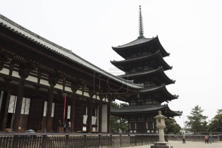 Téléchargez les photos : Tour en bois au temple Kofukuji à Nara, Japon - en image libre de droit