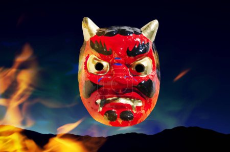 Téléchargez les photos : Masque démon japonais avec feu sur fond - en image libre de droit