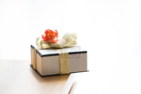 Téléchargez les photos : Coffret cadeau avec fleur rose sur fond, gros plan - en image libre de droit