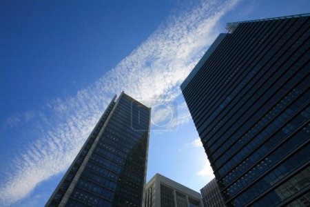 Foto de Paisaje rascacielos de pie bajo el cielo azul - Imagen libre de derechos