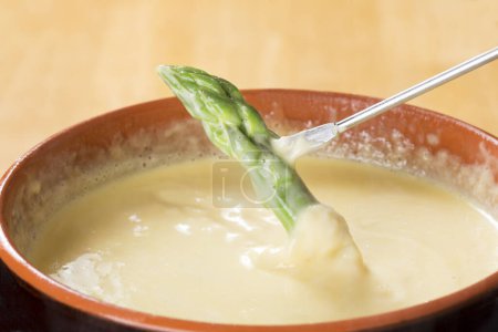 Téléchargez les photos : Vue rapprochée du bol avec une délicieuse soupe au fromage et des légumes sur fond - en image libre de droit