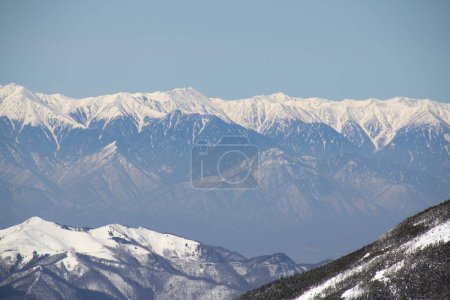 Foto de Hermoso paisaje de montaña con nieve - Imagen libre de derechos