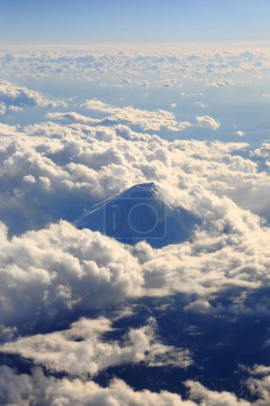 Téléchargez les photos : Montagne fuji et nuages au Japon vue de l'avion - en image libre de droit