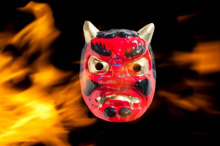 Foto de Máscara de demonio japonesa con fuego en el fondo - Imagen libre de derechos