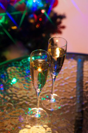 Foto de Copas de champán sobre mesa y fondo festivo - Imagen libre de derechos
