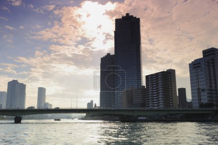 Foto de Río Sumida y horizonte de la ciudad al atardecer. Tokio, Japón. - Imagen libre de derechos