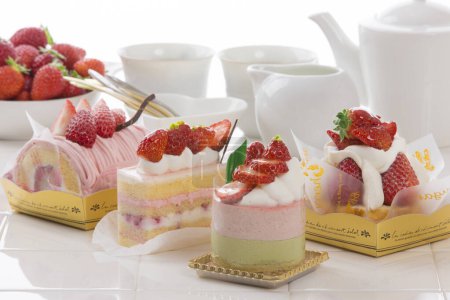 Téléchargez les photos : Vue rapprochée de délicieux dessert et thé aux fraises - en image libre de droit
