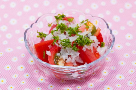 Téléchargez les photos : Salade avec tomates et légumes verts dans un bol - en image libre de droit