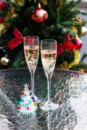 Téléchargez les photos : Verres de champagne et décorations de Noël festives, gros plan - en image libre de droit