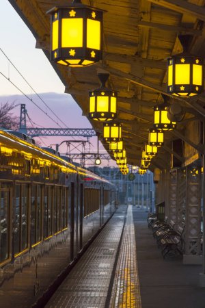 Téléchargez les photos : Train à la gare avec des lanternes à Tokyo, Japon - en image libre de droit