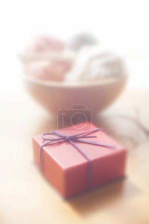 Foto de Caja de regalo con lazo y cinta en el fondo - Imagen libre de derechos