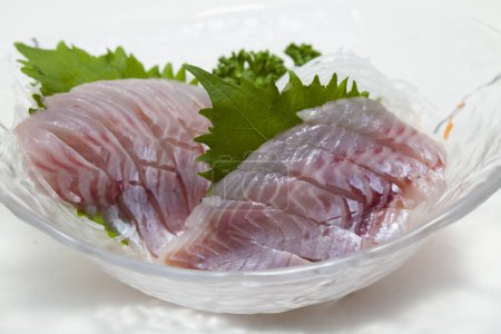 Téléchargez les photos : Poisson frais sashimi sur assiette sur fond, gros plan - en image libre de droit