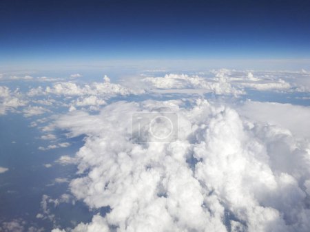 Foto de Nubes blancas en el cielo azul - Imagen libre de derechos