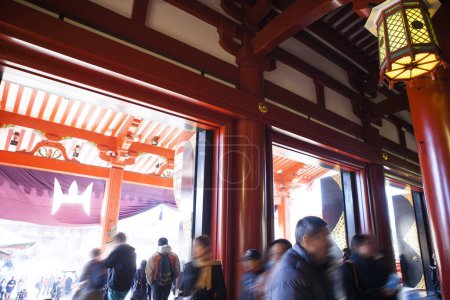 Téléchargez les photos : Les vacanciers affluent dans un ancien sanctuaire japonais - en image libre de droit