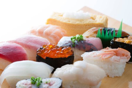 Téléchargez les photos : Sushi frais traditionnel sur la table - en image libre de droit