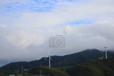 Foto de Hermosos molinos de viento de paisaje en las montañas - Imagen libre de derechos