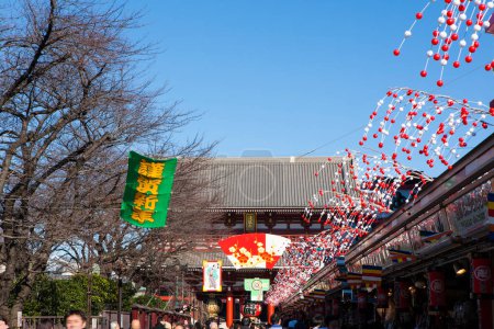 Téléchargez les photos : Une foule dense dans un ancien sanctuaire japonais pendant des vacances festives - en image libre de droit