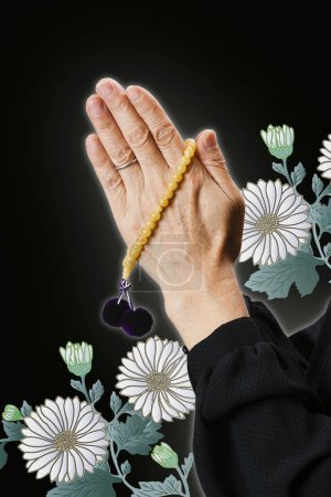 Téléchargez les photos : Femme priante avec les mains et les paumes jointes tenant le chapelet, concept de foi, spiritualité et religion - en image libre de droit