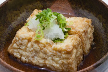 Foto de Comida japonesa, tofu frito a la parrilla en un tazón - Imagen libre de derechos