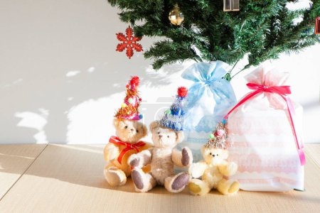 Foto de Árbol de Navidad, divertidos osos de peluche, regalos y decoraciones. tarjeta de año nuevo. - Imagen libre de derechos