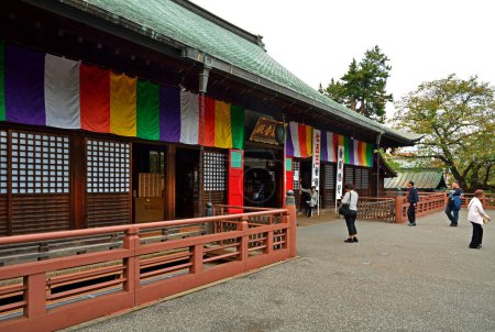 Téléchargez les photos : Plan panoramique du magnifique sanctuaire japonais antique avec beaucoup de visiteurs - en image libre de droit