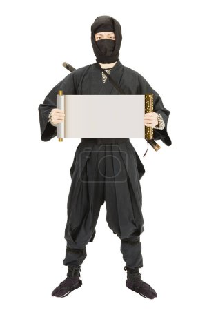 homme en vêtements ninja avec tableau blanc