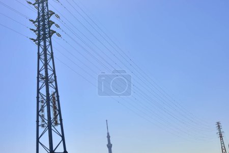 Téléchargez les photos : Haute tension tour de transmission d'énergie sur fond de ciel bleu - en image libre de droit