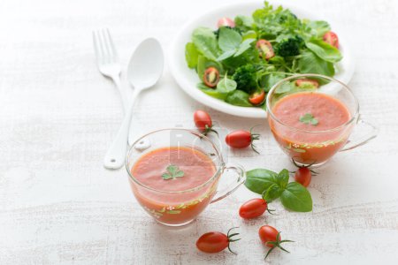 Téléchargez les photos : Salade de légumes verts sains avec tomates et ketchup, vue sur le dessus - en image libre de droit