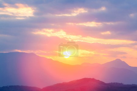 Téléchargez les photos : Magnifique coucher de soleil lumineux dans les montagnes pittoresques - en image libre de droit