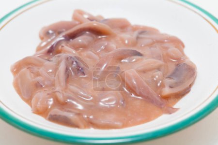 Téléchargez les photos : Cuisine japonaise, Shiokara, nourriture faite à partir de divers animaux marins salés, viscères fermentés. Cacahuètes salées - en image libre de droit