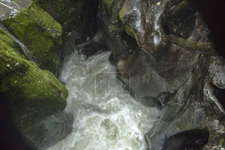 Téléchargez les photos : Belle cascade et rochers dans les montagnes - en image libre de droit
