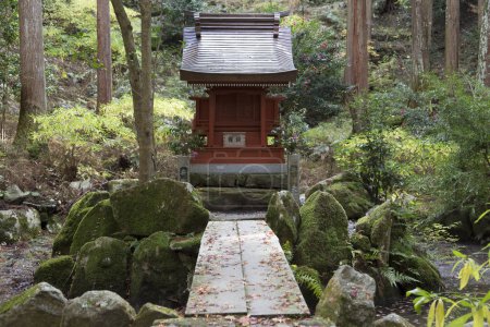 Téléchargez les photos : Image panoramique d'un charmant ancien sanctuaire japonais - en image libre de droit